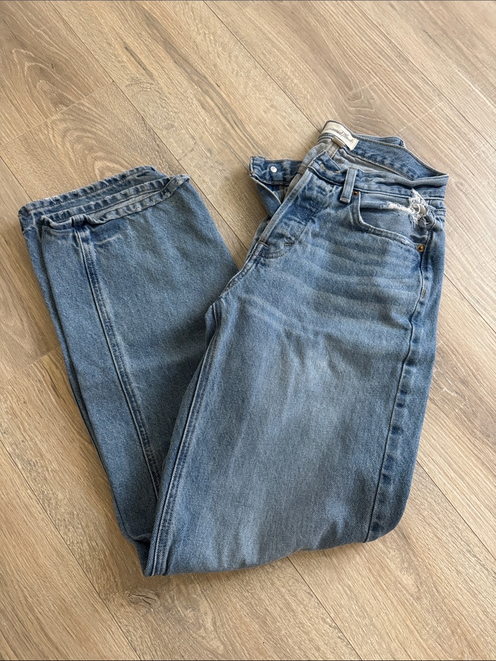 Universal Thread Women's Boyfriend Jeans in Faded Blue